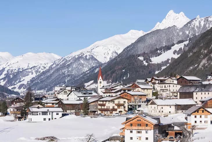 Ein Dorf in der Arlbergregion im Winter